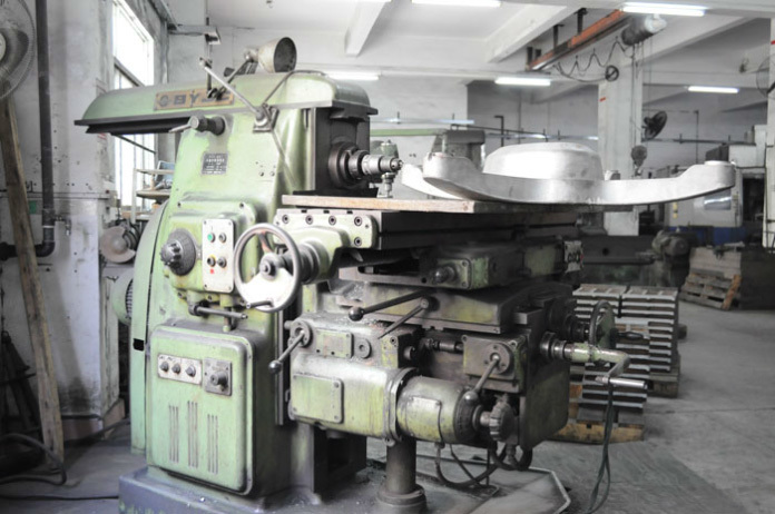 卧式铣床-卧铣工作中